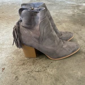 Woman’s ankle boots size 9